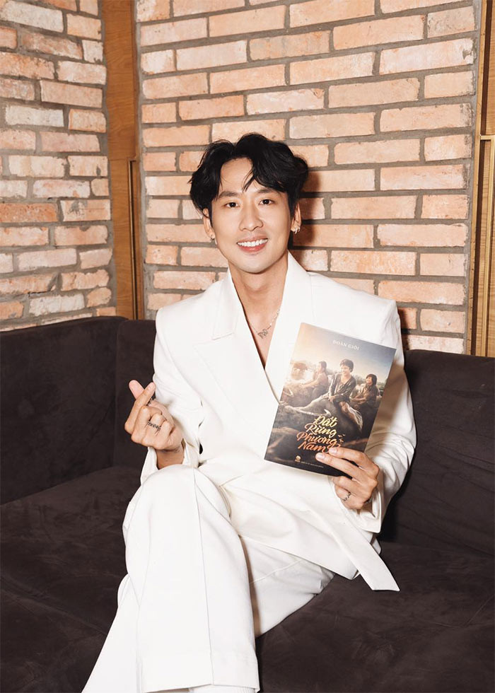 Lúc nhỏ, Tuấn Trần có cuộc sống khá khó khăn. Từ năm 3 tuổi Tuấn Trần đã phải theo mẹ rong ruổi khắp nơi bán vé số dạo mưu sinh. Tuấn Trần phải đi làm từ rất sớm để lo cho bản thân, đỡ đần gánh nặng một phần kinh tế của gia đình. (Ảnh: FBNV)