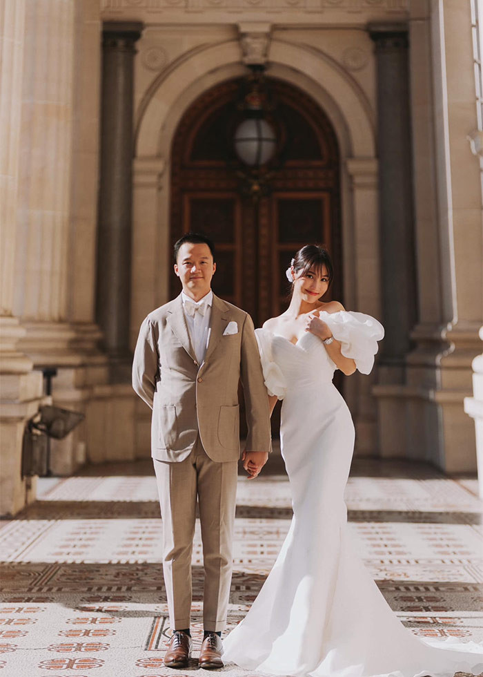 Nữ diễn viên "Gái già lắm chiêu" xinh như công chúa trong chiếc váy cưới trắng đuôi cá, tay bồng vừa gợi cảm vừa điệu đà.