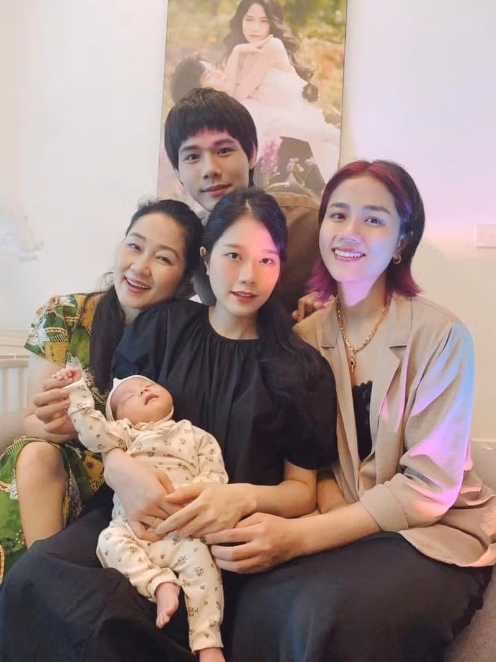 Khi Hiền Lê đóng "Thành phố ngủ gật", em gái cô - Hồng Phương tới đoàn làm phim chơi rồi quen và yêu Quốc Toản. Sau khi phim "Thành phố ngủ gật" đóng máy, Quốc Toàn và em gái của Hiền Lê chính thức hẹn hò rồi kết hôn vào tháng 5/2023. Hiện cặp đôi có một cô con gái chung. (Ảnh: FBNV)