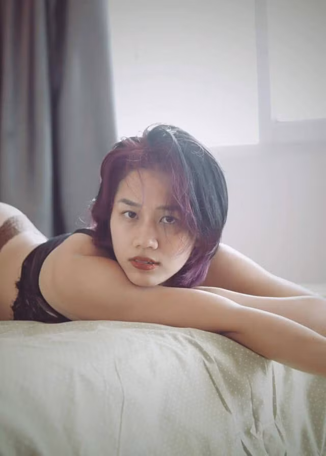 "Trong khi quay, cả hai chị em đều rất nghiêm túc, kể cả khi thực hiện cảnh nhạy cảm cũng không có đụng chạm thân thể nên có thể nói là không có gì đáng ngại. Hiền luôn coi Toàn như em trai và rất mong hai em mình có cuộc sống vợ chồng như ý", Hiền Lê chia sẻ với Vietnamnet. (Ảnh: FBNV)