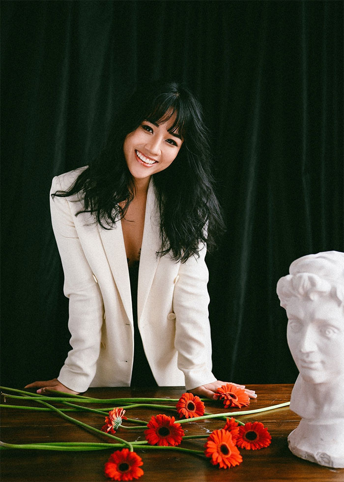 Hiền Lê tốt nghiệp trường Sân khấu &amp; Điện ảnh Hà Nội, sau đó cô công tác tại Nhà hát Tuổi trẻ một thời gian. Vai diễn thành công nhất của cô là Ôsin Tươi trong "Bộ tứ 10A8". (Ảnh: FBNV)