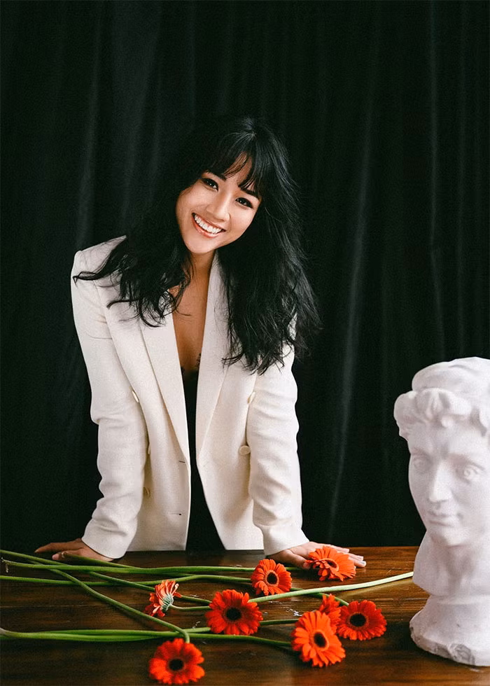 Hiền Lê tốt nghiệp trường Sân khấu &amp; Điện ảnh Hà Nội, sau đó cô công tác tại Nhà hát Tuổi trẻ một thời gian. Vai diễn thành công nhất của cô là Ôsin Tươi trong "Bộ tứ 10A8". (Ảnh: FBNV)