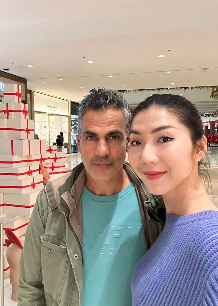 Ngọc Quyên cùng bạn trai và con trai chỉ chụp ảnh bên cây thông, ăn tối trong trung tâm thương mại chứ không mua sắm để tiết kiệm chi phí.