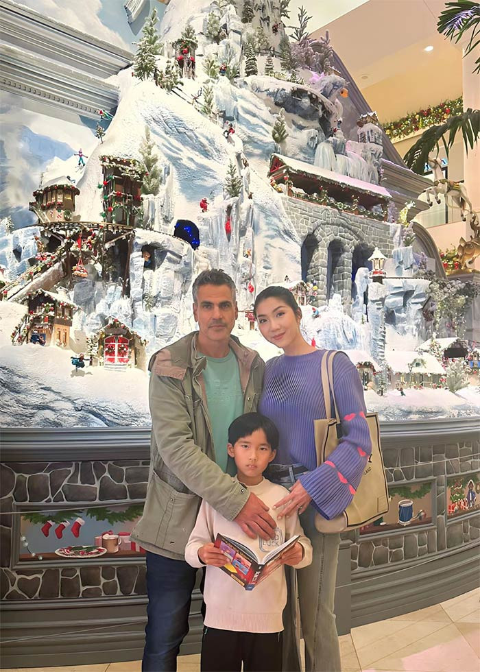 Trước đó cô cùng bạn trai Elias Radd và con trai cùng nhau đi chơi Noel tại trung tâm thương mại. Năm nay, cô và bạn trai không đi du lịch dịp nghỉ lễ Noel vì việc kinh doanh của cô gặp khó khăn do khủng hoảng kinh tế.