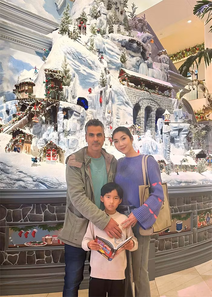 Trước đó cô cùng bạn trai Elias Radd và con trai cùng nhau đi chơi Noel tại trung tâm thương mại. Năm nay, cô và bạn trai không đi du lịch dịp nghỉ lễ Noel vì việc kinh doanh của cô gặp khó khăn do khủng hoảng kinh tế.