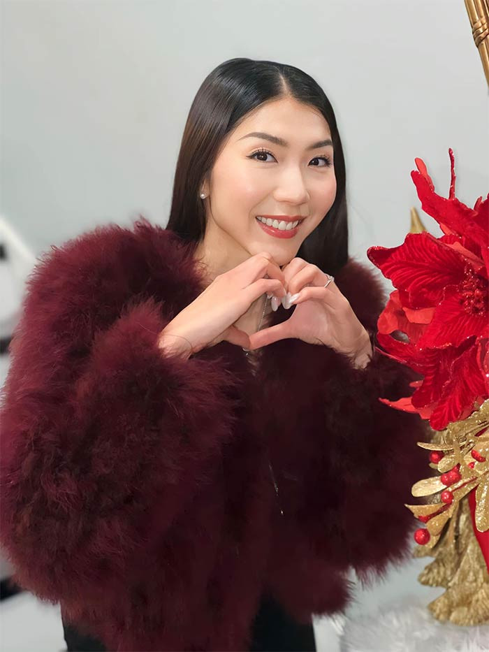 Cựu người mẫu 35 tuổi trang điểm nhẹ nhàng, mặc chiếc áo lông màu đỏ đô tham gia bữa tiệc.