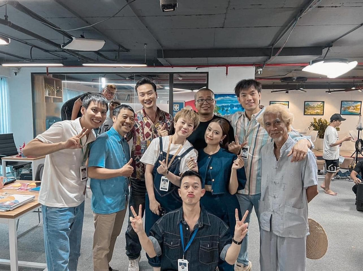 Dàn diễn viên và ê-kíp phim chia sẻ khoảnh khắc ở hậu trường. Ảnh: Fanpage Facebook Không ngại cưới, chỉ cần một lý do.