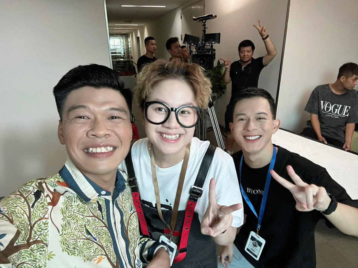 Trung “ruồi”, Bảo Hân, Quang Anh tranh thủ "tự sướng" tại hậu trường. Trong phim mới, Bảo Hân và Quang Anh vào vai nhân viên của Hoàng Thùy Linh (vai Yến). Trong khi đó, Trung "ruồi" đảm nhận vai anh quản lý tòa nhà "si mê" Yến.