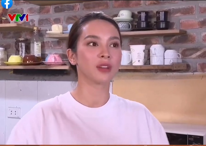 Quỳnh Lương vào vai cô chủ quán cà phê ở vùng quê. Trong clip hậu trường, nữ diễn viên chia sẻ mang phục trang đơn giản, nhẹ nhàng để phù hợp với vai diễn. Ảnh cắt clip VTV1.