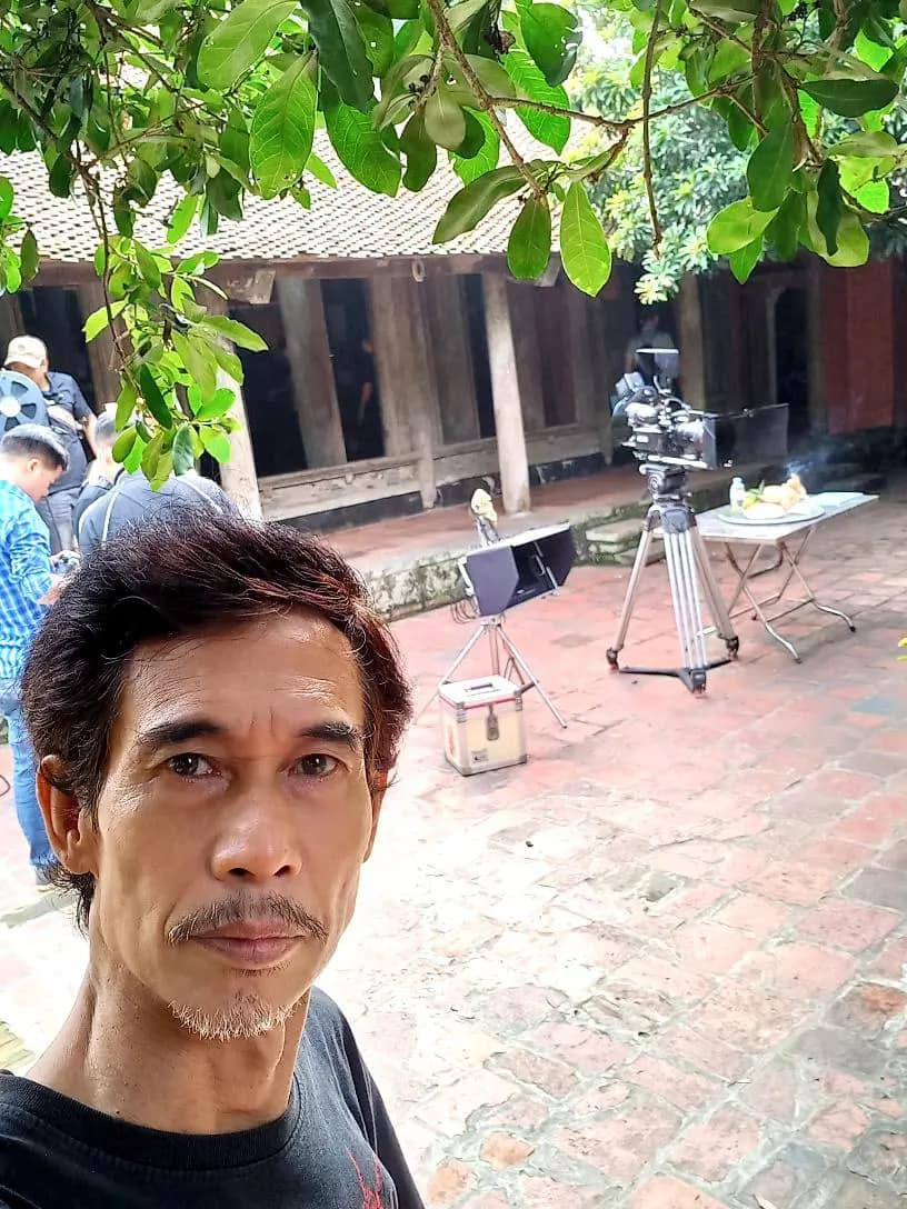 NSƯT Phú Đôn trở lại màn ảnh sau một thời gian dài vắng bóng với tạo hình râu tóc bạc phơ. Nam nghệ sĩ dí dỏm viết: "Nghĩ nó chán. Người ta vào vai mới thì đi làm trẻ, làm đẹp, còn mình vẫn giữ truyền thống là làm già, làm xấu".