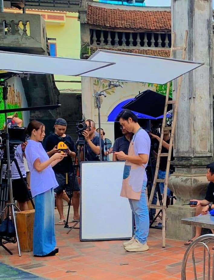 Chị sếp "ác ma" Yến và chàng nhân viên Phong tranh thủ lướt điện thoại ở hậu trường. Cả hai sẽ có nhiều cảnh "không đội trời chung" trước khi trở thành người yêu hợp đồng.