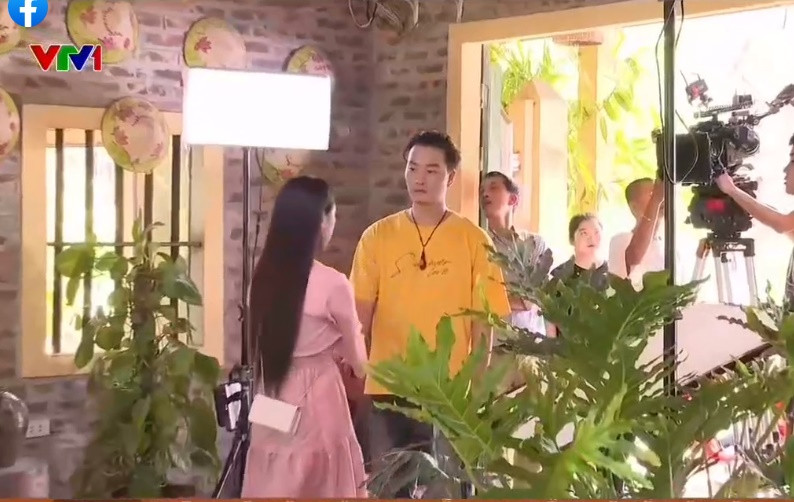 Đông - anh trai Hoàng Thùy Linh trong phim - thích yêu nhưng không thích kết hôn. Trong ảnh là hậu trường cảnh quay tập đầu tiên khi Đông phải xoa dịu bạn gái sau khi anh đòi chia tay. Ảnh cắt clip VTV1.