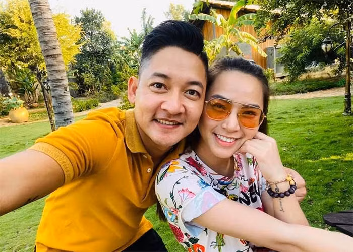 Cựu thành viên nhóm Mây Trắng và nam diễn viên "Hương phù sa" công khai hẹn hò vào tháng 8/2016. Bên nhau 7 năm và không có ý định tổ chức đám cưới nhưng cuộc sống hôn nhân của cặp đôi rất hạnh phúc, bình yên và sung túc.