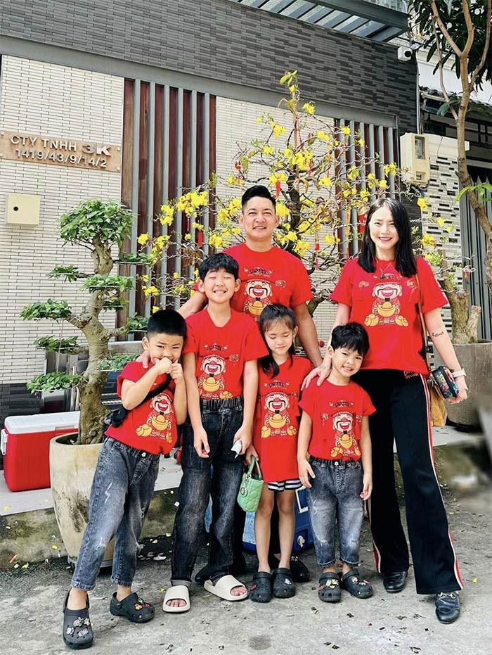 Trong mắt Hải Băng, Thành Đạt giỏi kiếm tiền, chỉn chu việc nhà, khéo chăm sóc các con. Tuy nhiên, vì ông xã khá khó tính nên cô thường nhường nhịn chồng hơn, tránh để gia đình bất hoà.