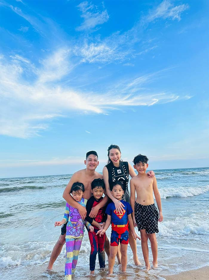 Hải Băng sinh liên tiếp ba con với Thành Đạt, đủ cả nếp lẫn tẻ. Cô cũng rất yêu thương bé Kid, con riêng của Thành Đạt và Diệp Bảo Ngọc. Hải Băng không phiền lòng khi chồng chu cấp cho con riêng hàng tháng. Bởi với cô "đó là trách nhiệm của anh Thành Đạt, nếu anh không làm thì tôi cũng sẽ bắt anh ấy phải làm. Khi anh Thành Đạt có trách nhiệm với bé Kid thì cũng sẽ có trách nhiệm với con tôi".