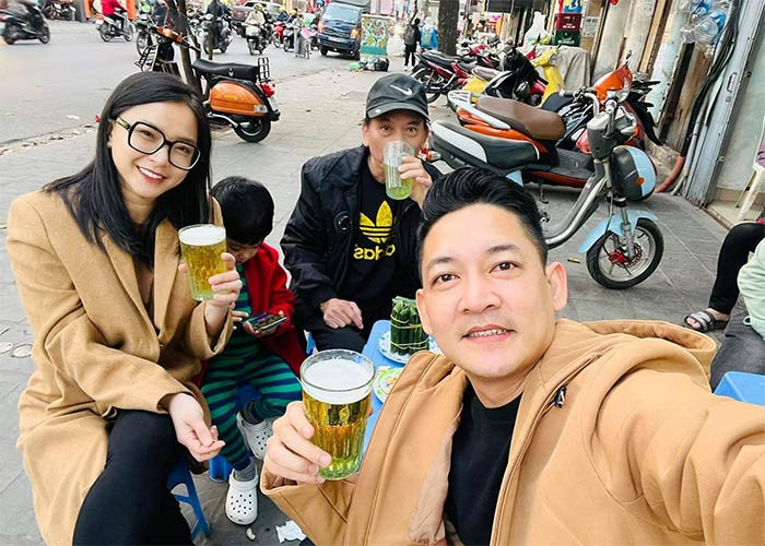 Thành Đạt từng quen thuộc với khán giả qua loạt phim: "Quán kem tình yêu", "Sóng tình", "Hương phù sa"… nhưng nam diễn viên sinh năm 1984 chia sẻ từng bị bố "ép" làm diễn viên khi anh chỉ thích kinh doanh.