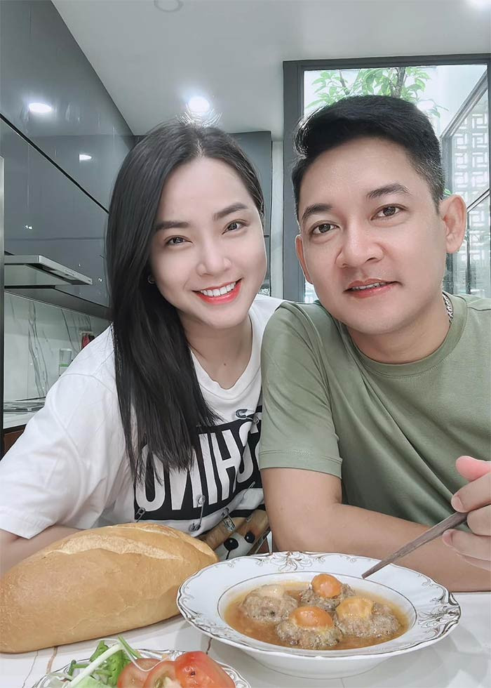 Thành Đạt luôn chiều chuộng Hải Băng. Anh tặng vợ nhiều món quà giá trị như bất động sản, ô tô, đồ hiệu, nhẫn kim cương.