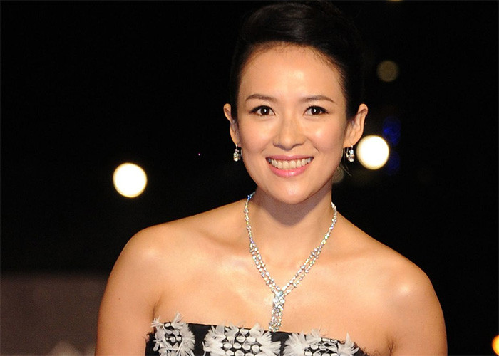 Chương Tử Di còn bị vợ Ninh Tiểu Ba thuê người tạt sơn lên poster quảng cáo và tung tin xấu về cô, khiến người đẹp họ Chương bị ảnh hưởng lớn khi nhiều nhãn hàng đồng loạt hủy hợp đồng. (Ảnh: The Star)