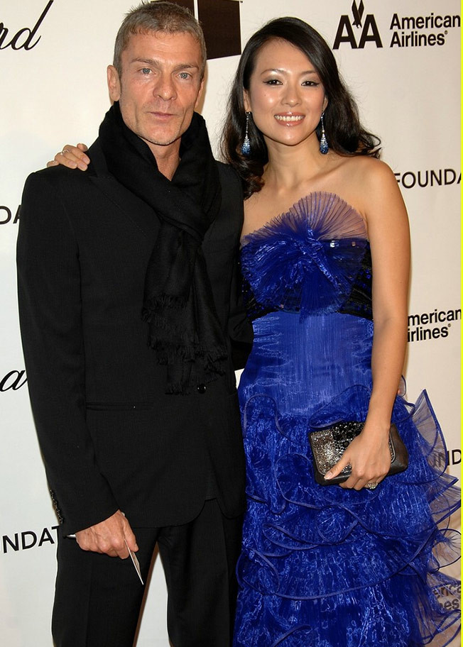 Hai người từng gây sốt truyền thông đại lục khi cánh săn ảnh chụp được cảnh nữ diễn viên "Ngọa hổ tàng long" cởi bikini khi đi tắm biển với người tình triệu phú. Sự việc này cũng ảnh hưởng ít nhiều tới hình ảnh ngọc nữ mà bấy lâu Chương Tử Di xây dựng. Mối tình của Chương Tử Di và Vivi Nevo kéo dài ba năm thì kết thúc vì cả hai không hợp nhau. (Ảnh: JustJared)