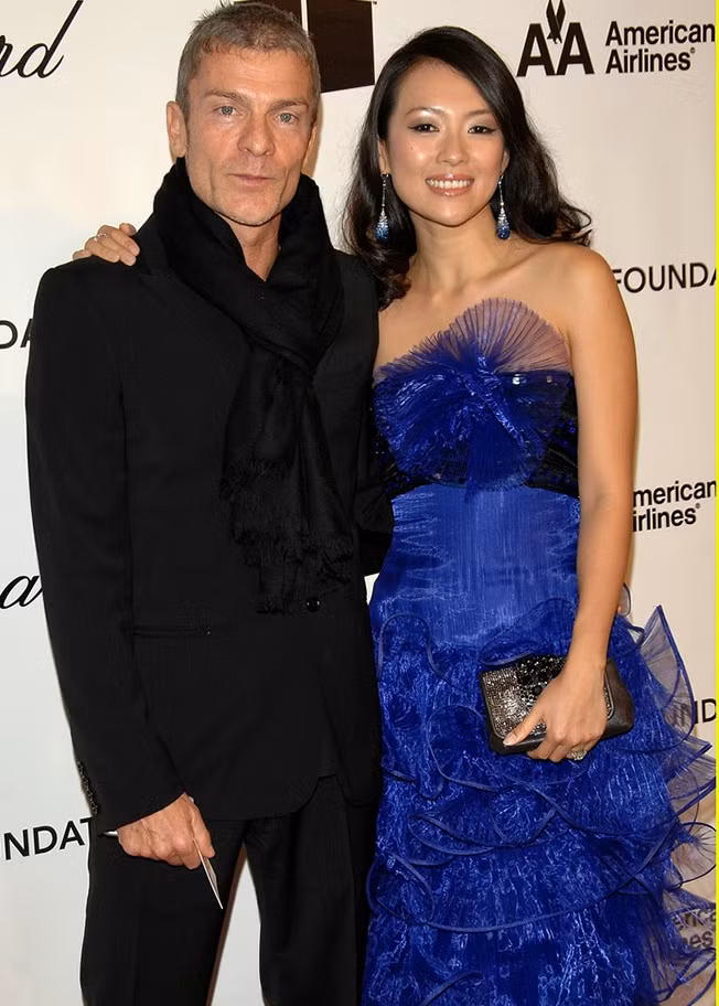 Hai người từng gây sốt truyền thông đại lục khi cánh săn ảnh chụp được cảnh nữ diễn viên "Ngọa hổ tàng long" cởi bikini khi đi tắm biển với người tình triệu phú. Sự việc này cũng ảnh hưởng ít nhiều tới hình ảnh ngọc nữ mà bấy lâu Chương Tử Di xây dựng. Mối tình của Chương Tử Di và Vivi Nevo kéo dài ba năm thì kết thúc vì cả hai không hợp nhau. (Ảnh: JustJared)