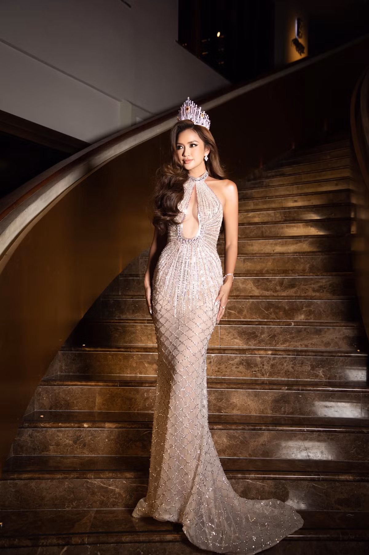 Những thiết kế khoét ngực, cổ sâu hun hút làm tôn lên vòng một căng tràn của mỹ nhân 9X.