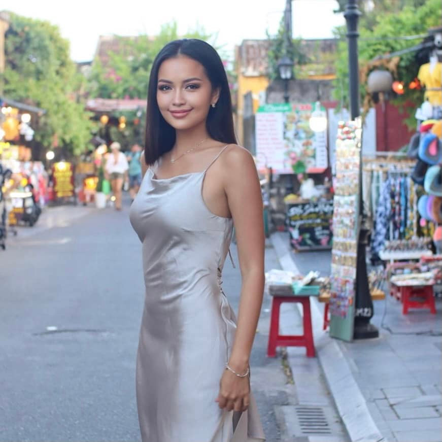 Váy lụa kén người mặc lại càng làm tôn lên body khỏe khoắn, bốc lửa của Ngọc Châu.