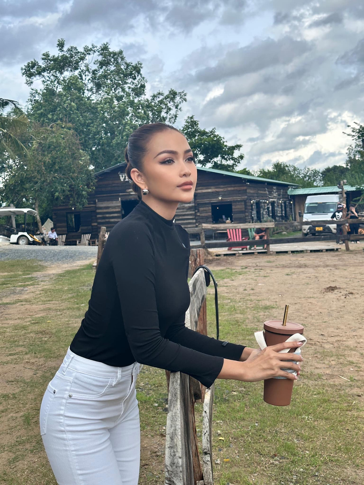 Đời thường, chân dài chuộng nhưng trang phục trẻ trung, năng động, kín đáo nhưng vẫn đủ làm tôn lên vóc dáng gợi cảm.