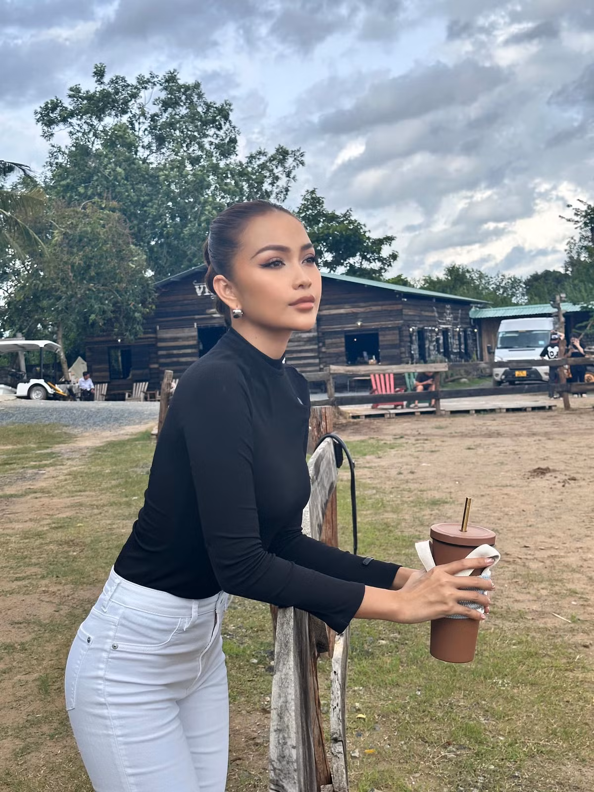 Đời thường, chân dài chuộng nhưng trang phục trẻ trung, năng động, kín đáo nhưng vẫn đủ làm tôn lên vóc dáng gợi cảm.