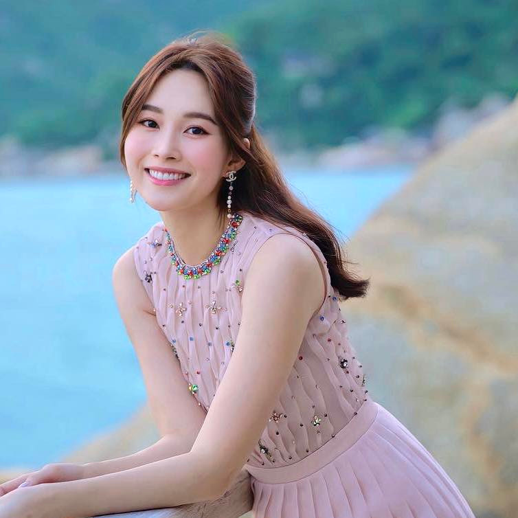 Gương mặt đẹp, làn da trắng không tì vết cùng vóc dáng thon gọn giúp Thu Thảo đẹp không "góc chết".