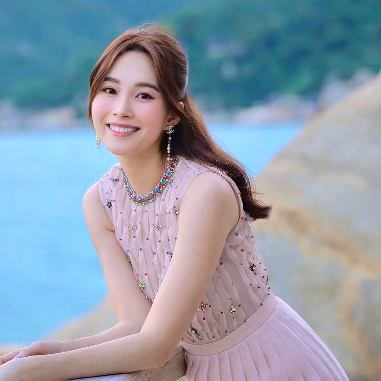 Gương mặt đẹp, làn da trắng không tì vết cùng vóc dáng thon gọn giúp Thu Thảo đẹp không "góc chết".