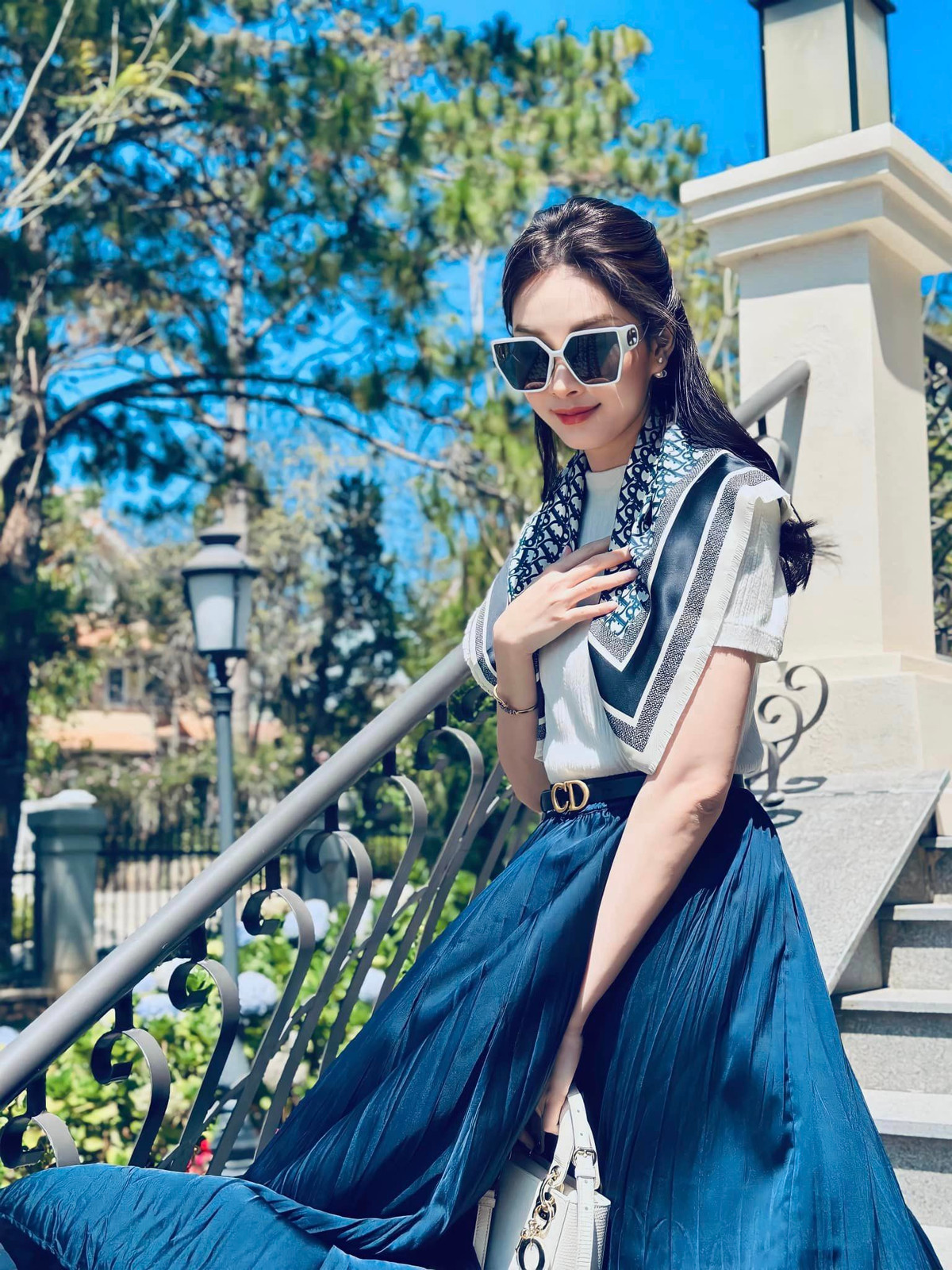 Mới đây, trên trang cá nhân, Hoa hậu Đặng Thu Thảo tiếp tục khiến fan xuýt xoa bởi nhan sắc xứng danh "thần tiên tỷ tỷ".