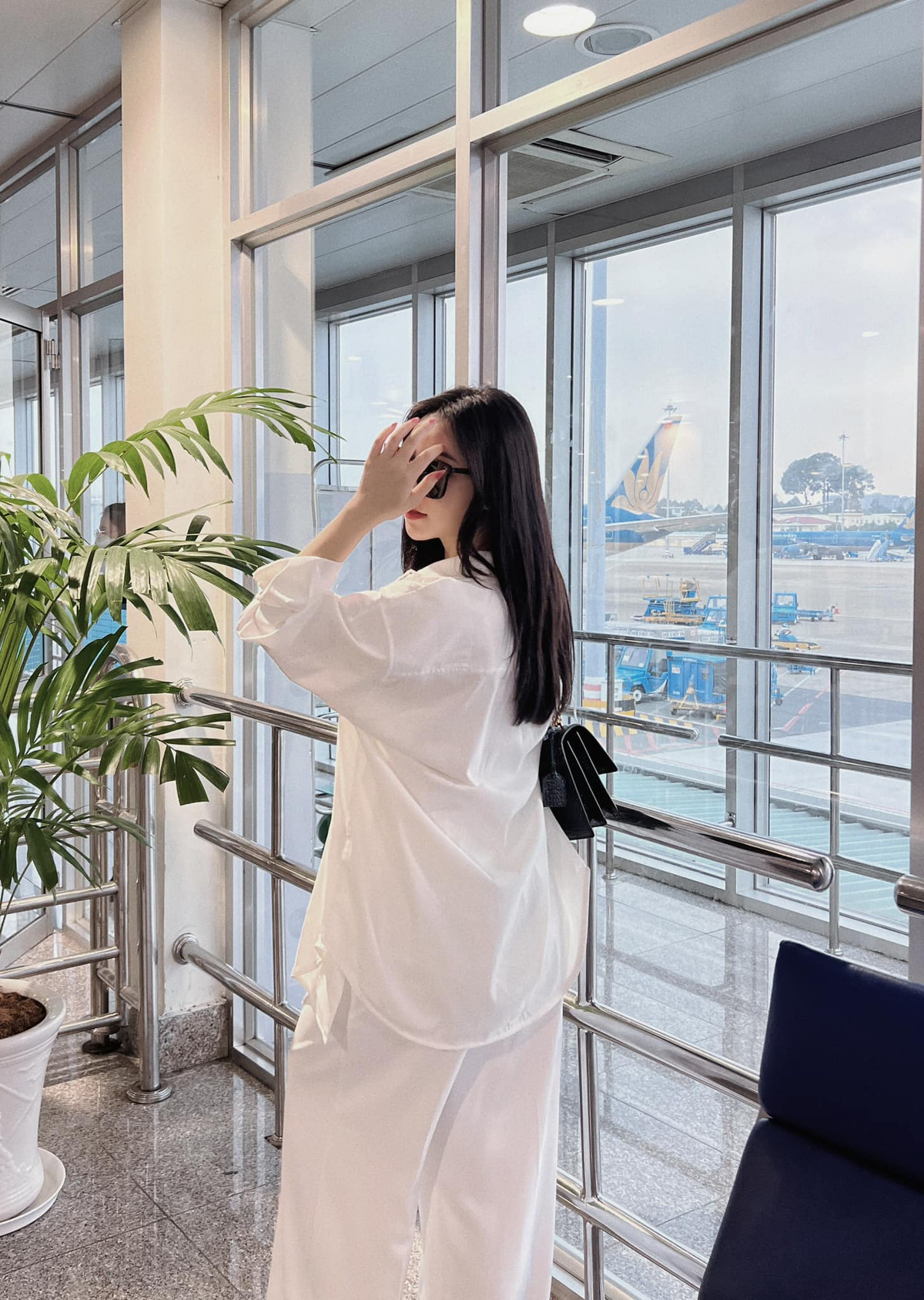 Mỹ nhân 9X thường chọn những kiểu áo hai dây và bra kết hợp cùng sơ mi hay suit, tạo nên sự trẻ trung, năng động.