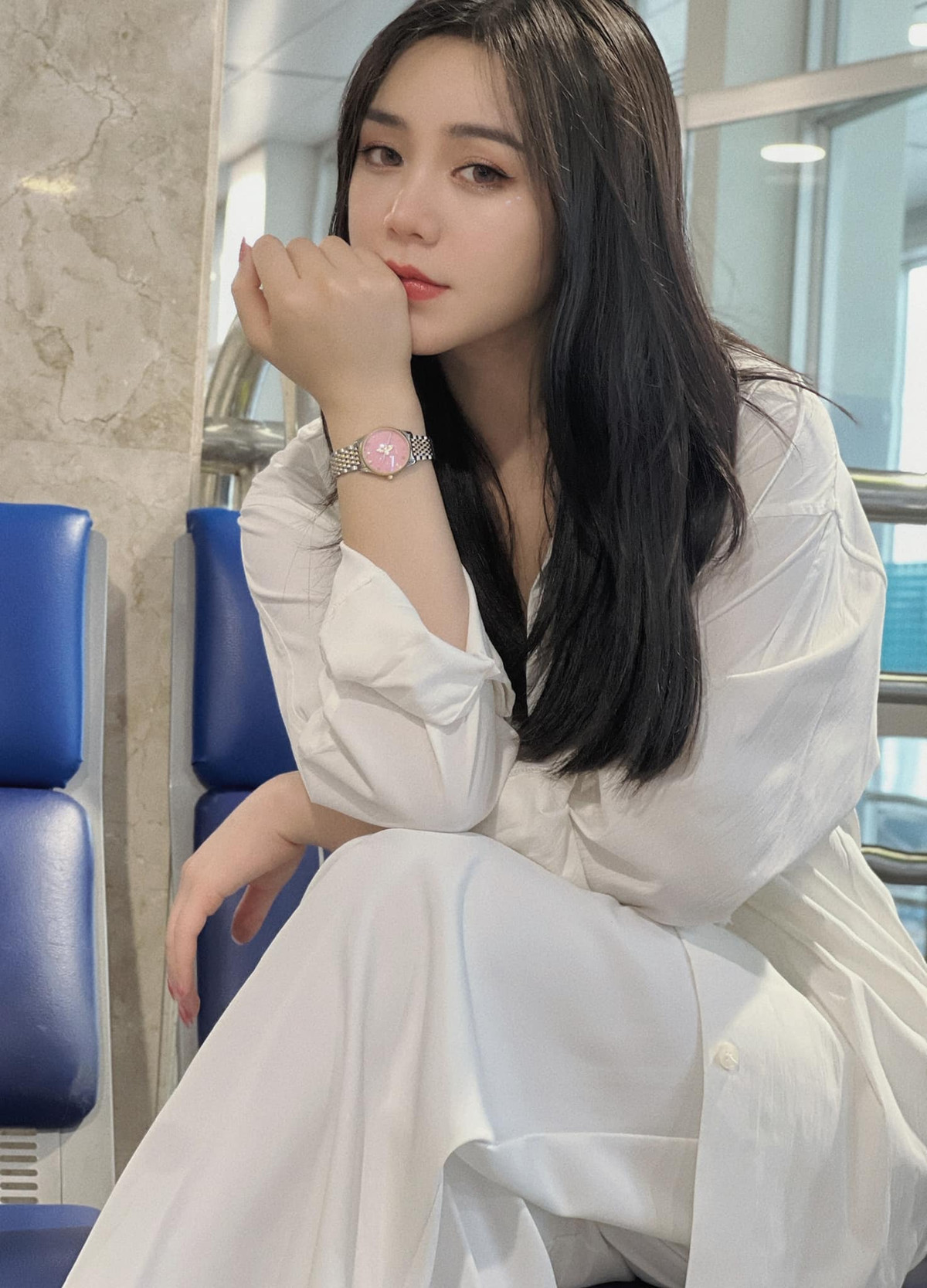 Diện áo sơ mi buông cúc để lộ bra, Quỳnh Kool khoe trọn body nuột nà, vòng một đầy đặn cùng vòng eo thon gọn khi sải bước ở sân bay.