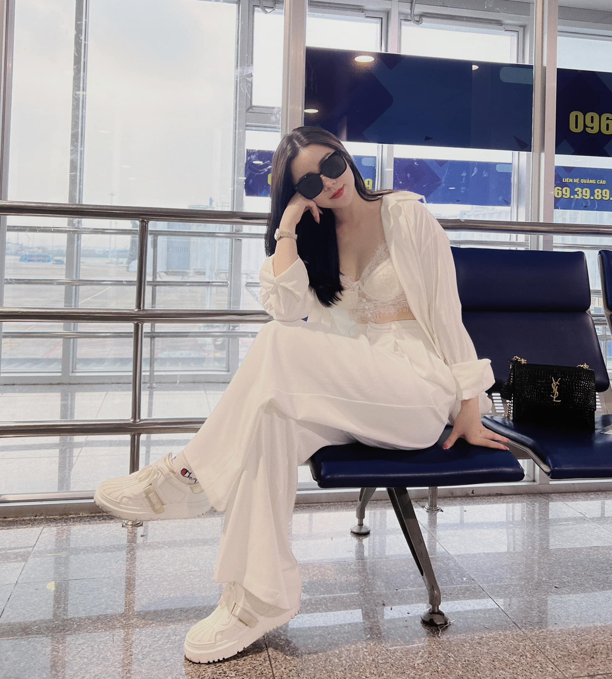 Mới đây, trên trang cá nhân, Quỳnh Kool xả hàng loạt ảnh khoe dáng ở sân bay.