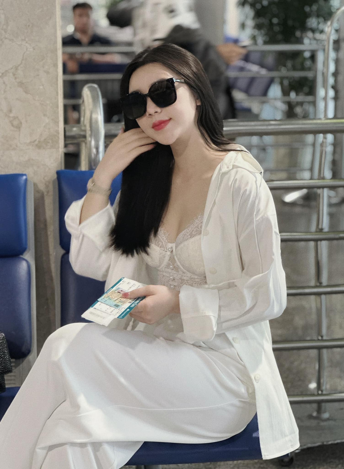 Diện đồ trắng "từ đầu đến chân", nữ diễn viên "Đừng làm mẹ cáu" chiếm spotlight với sắc vóc ngày càng xinh đẹp và trẻ trung.