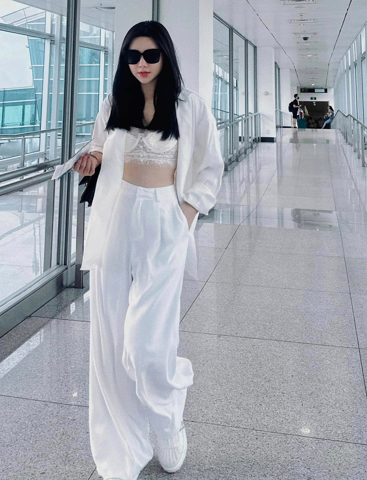 Nữ diễn viên sinh năm 1995 chuộng phong cách "nửa kín nửa hở".