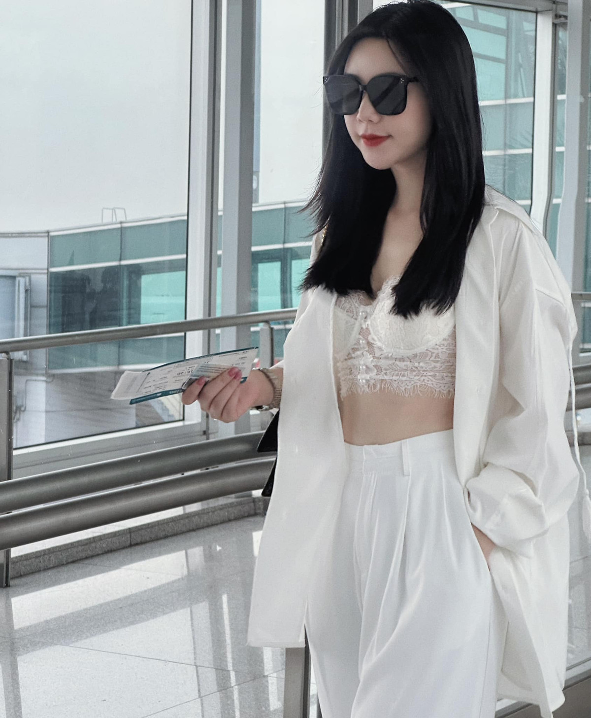 Set đồ Quỳnh Kool diện ra sân bay giúp mỹ nhân U30 trông năng động nhưng cũng không kém phần quyến rũ.