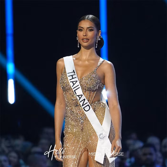 Á hậu 1 Anntonia Porsild sinh năm 1996, mang hai dòng máu Đan Mạch và Thái Lan. Trước đêm chung kết, Anntonia Porsild được nhiều người dự đoán là sẽ lên ngôi Miss Universe 2023 bởi vẻ đẹp quyến rũ và thành tích trong các cuộc thi sắc đẹp của cô.