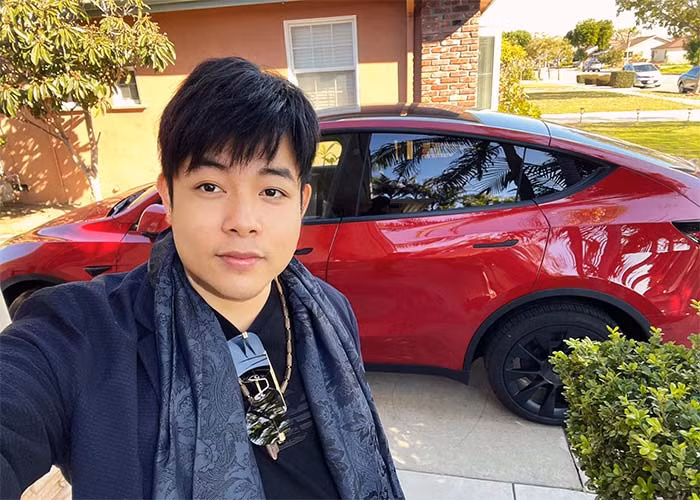 Là giọng ca được mến mộ ở cả Việt Nam và hải ngoại nên nam ca sĩ sinh năm 1979 rất đắt show, cát sê cao. Bởi vậy, không có gì lạ khi anh có cuộc sống rất giàu sang.