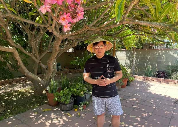 Quang Lê từng chia sẻ, mỗi tháng anh kiếm ít nhất 40.000 USD (khoảng 920 triệu đồng) tiền cát sê đi hát.