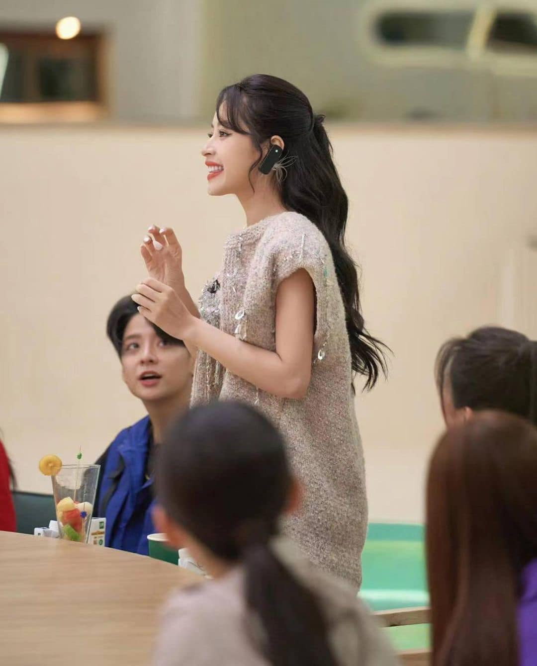 Ngay từ khi những hình ảnh đầu tiên của chương trình được lên sóng, Chi Pu và đàn chị hơn 1 tuổi đã có những màn tương tác ăn ý.