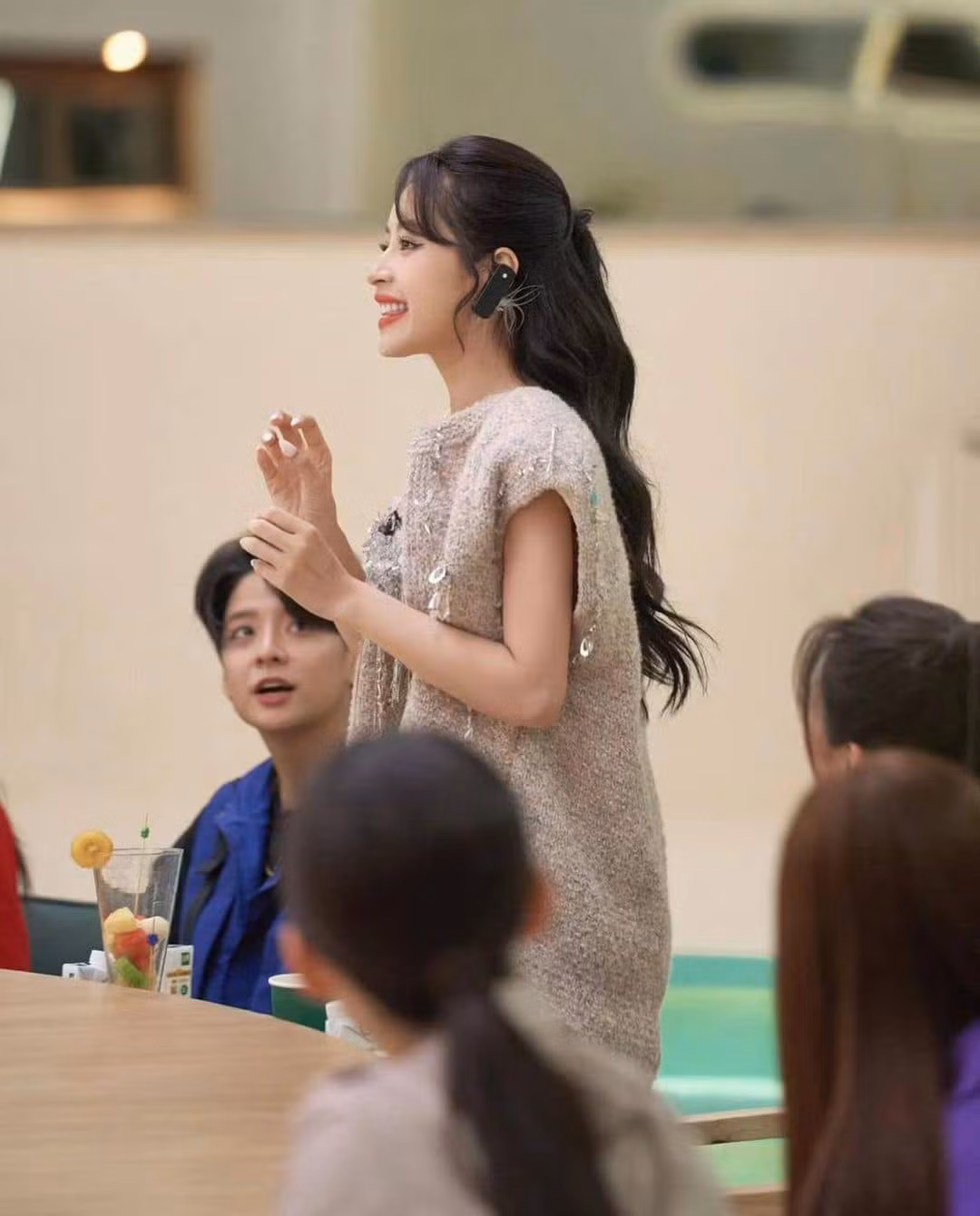 Ngay từ khi những hình ảnh đầu tiên của chương trình được lên sóng, Chi Pu và đàn chị hơn 1 tuổi đã có những màn tương tác ăn ý.