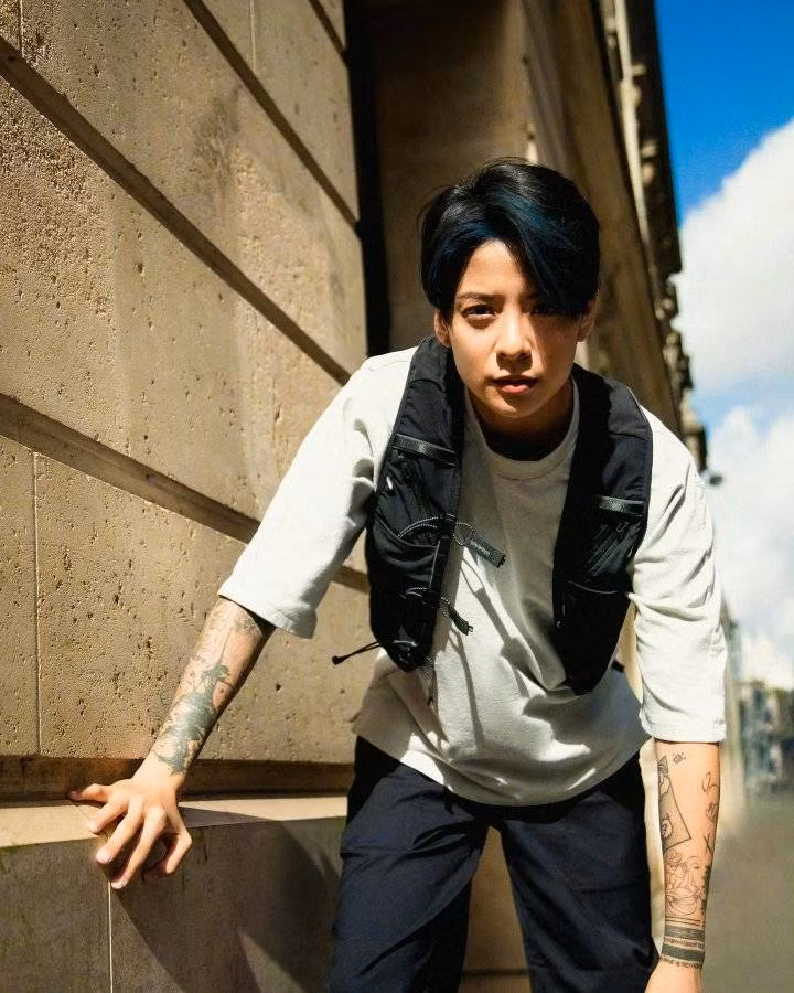 Nữ ca sĩ theo đuổi hình tượng tomboy cá tính.