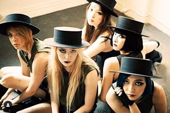 Theo Baidu, cô sang Hàn Quốc phát triển sự nghiệp và ra mắt trong đội hình của nhóm nhạc nổi tiếng Kpop - f(x) vào năm 2009. Amber sau đó tách nhóm ra hát solo. Ảnh: Instagram NV.