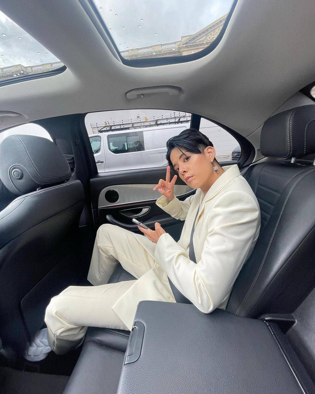 Nhan sắc của "cô nàng đẹp trai" cùng sự quan tâm ấm áp thể hiện trong chương trình khiến fan "đổ gục".