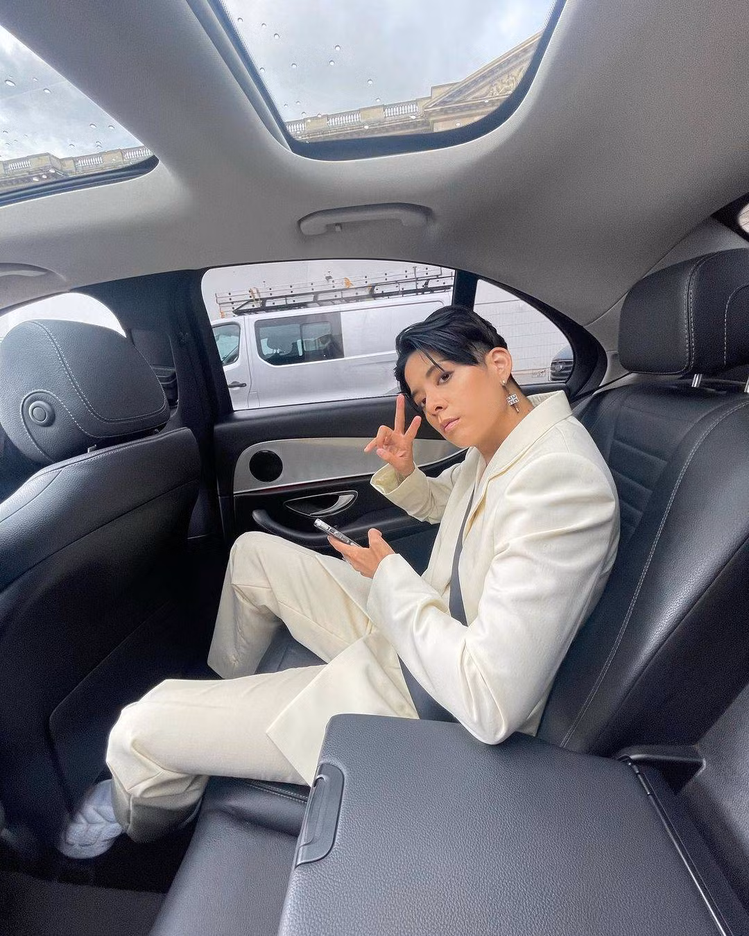 Nhan sắc của "cô nàng đẹp trai" cùng sự quan tâm ấm áp thể hiện trong chương trình khiến fan "đổ gục".