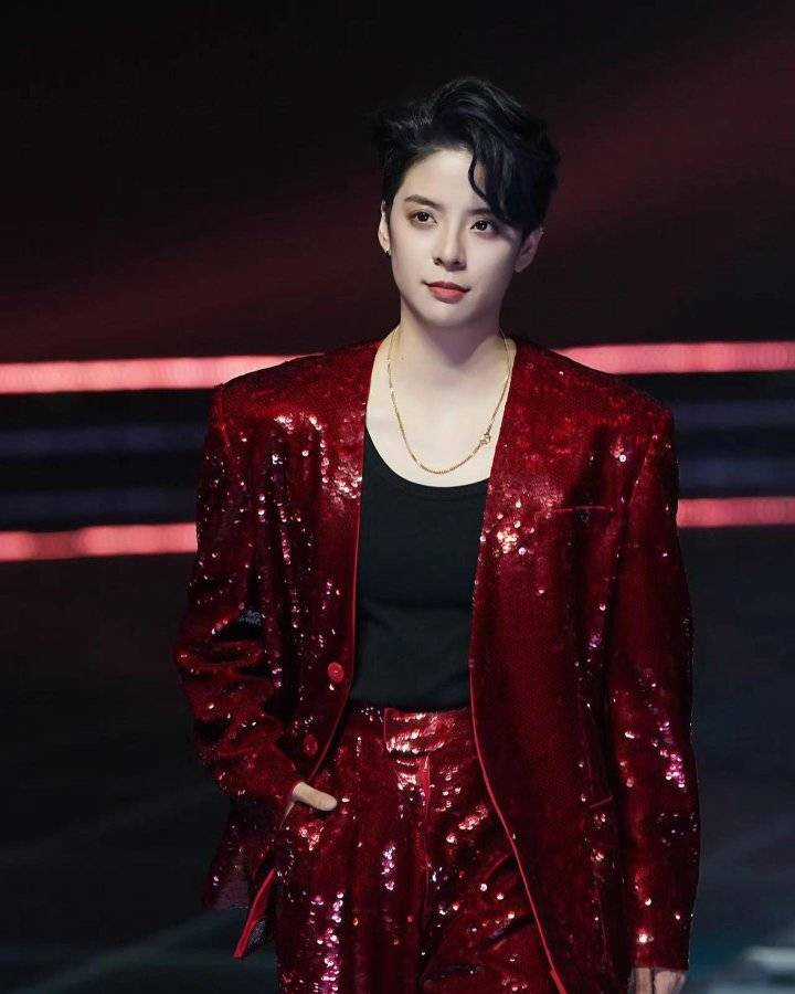 Những khoảnh khắc "tình bể bình" của Chi Pu và Amber khiến các fan tích cực ghép đôi.