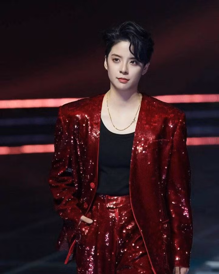 Những khoảnh khắc "tình bể bình" của Chi Pu và Amber khiến các fan tích cực ghép đôi.