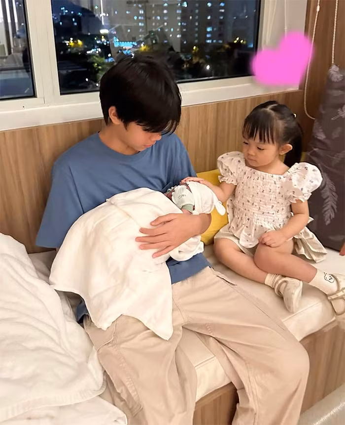 Anh hai Subeo và chị ba Suchin vào thăm em bé mới sinh.