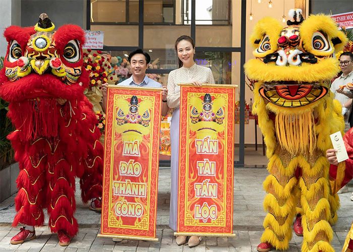Hai vợ chồng Đàm Thu Trang bắt đầu những dự án kinh doanh cùng nhau, thành lập một chuỗi nhà hàng sang trọng ở TP HCM, Vũng Tàu, Đà Nẵng và dự án kinh doanh tòa nhà chung cư cao cấp tại Bình Dương.